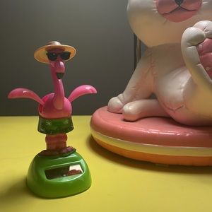🦩 FREE WITH PURCHASE Dancing Solar Powered Flamingo (car dashboard decoration)